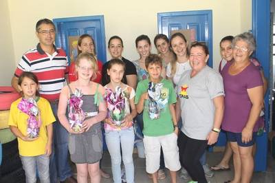 Crianças de Maracajá recebem cesta de Páscoa