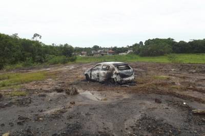 Jovem é condenada a 13 anos de prisão por morte de homem carbonizado em porta-malas