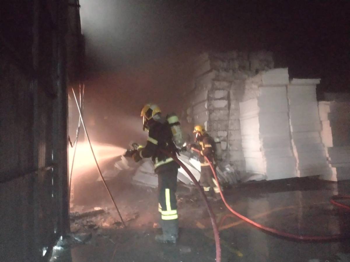 Incêndio de grandes proporções atinge indústria de isopor; veja fotos — foto 2