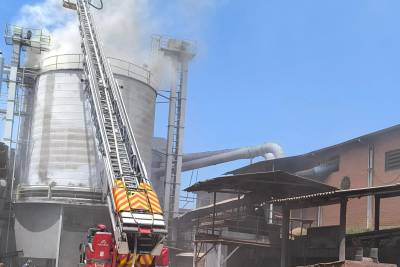 Incêndio atinge silo de madeireira em Criciúma