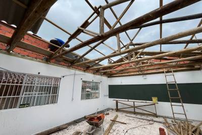 Telhado de escola danificado em vendaval recebe reparos em Urussanga