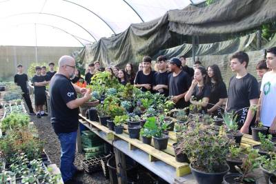 Projeto de compostagem estimula consciência ambiental e criação de soluções sustentáveis para resíduos