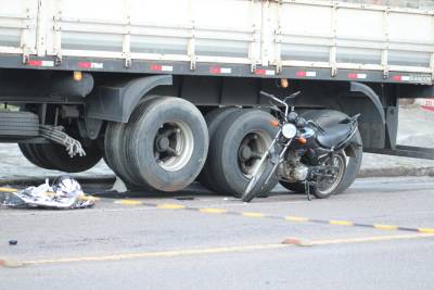 Criciúma: motociclista morto em colisão contra carreta era venezuelano