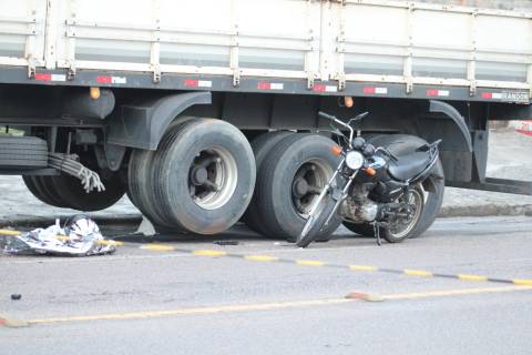 Criciúma: motociclista morto em colisão contra carreta era venezuelano