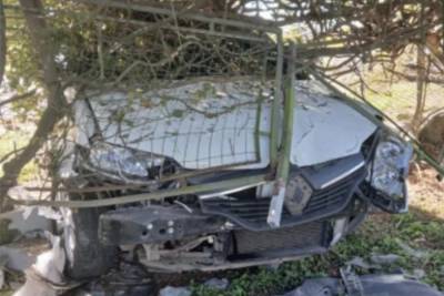 Mulher perde controle da direção, colide em carro e atinge cerca de residência