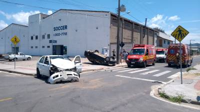 Carro capota após colisão em Tubarão; quatro pessoas foram levadas ao hospital