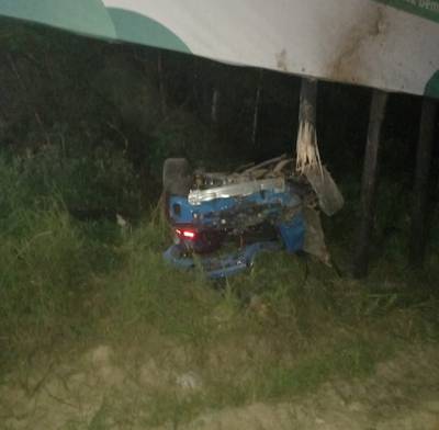 Carro capota e colide contra outdoor após motorista perder controle da direção na Via Rápida