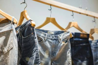 Evento beneficente da Apae reúne peças jeans novas e originais pelo preço de fábrica em Criciúma