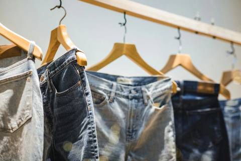 Evento beneficente da Apae reúne peças jeans novas e originais pelo preço de fábrica em Criciúma