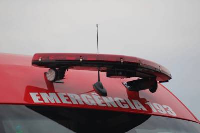 Colisão entre carro e motocicleta deixa uma mulher ferida na SC-108