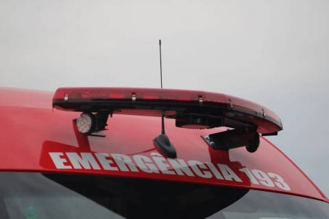 Colisão entre carro e motocicleta deixa uma mulher ferida na SC-108