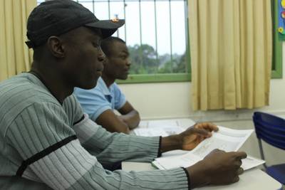 VÍDEO: Estudante ensina português a haitianos em Cocal