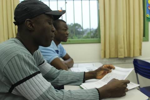 VÍDEO: Estudante ensina português a haitianos em Cocal