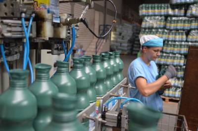 Consciência ambiental faz empresa reciclar 50 mil garrafões por mês 