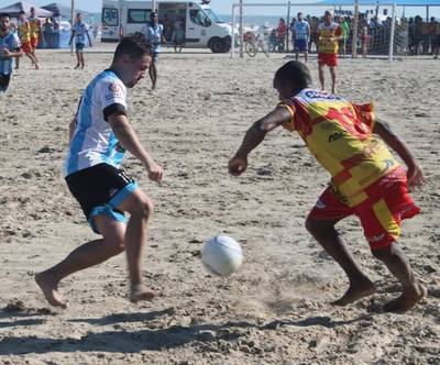 Praia vence e lidera o Praião