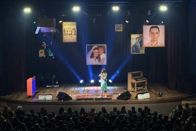 Humorista Badin o Colono se apresenta no Teatro Elias Angeloni em Criciúma