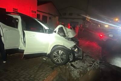 Criminosos agridem motorista, roubam caminhonete e colidem veículo contra poste
