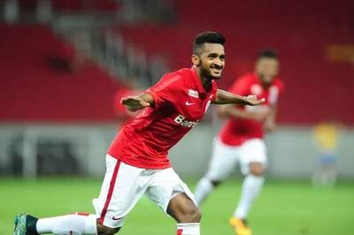 Tigre contrata lateral-esquerdo Artur