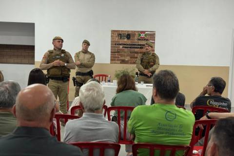 Polícia Militar apresenta dados e ouve moradores sobre crimes no Pinheirinho