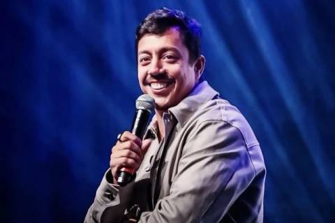 Teatro Elias Angeloni recebe Renato Albani neste domingo
