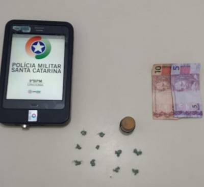 Jovem é preso por tráfico de drogas em Criciúma 