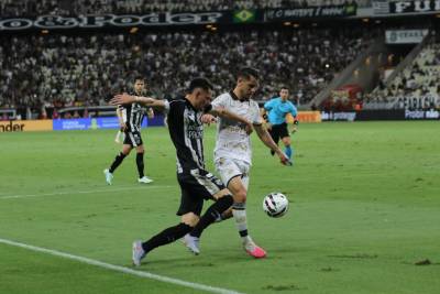 Gol no fim garante vitória do Ceará e interrompe sequência de vitórias do Criciúma