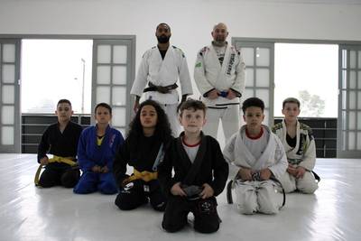 Amigos da Esperança celebra conquista e desempenho de atletas em cenários educacionais 