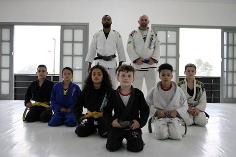 Amigos da Esperança celebra conquista e desempenho de atletas em cenários educacionais 
