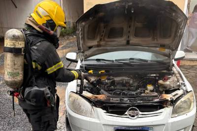 Bombeiros são acionados após veículo ser atingido por incêndio em Criciúma