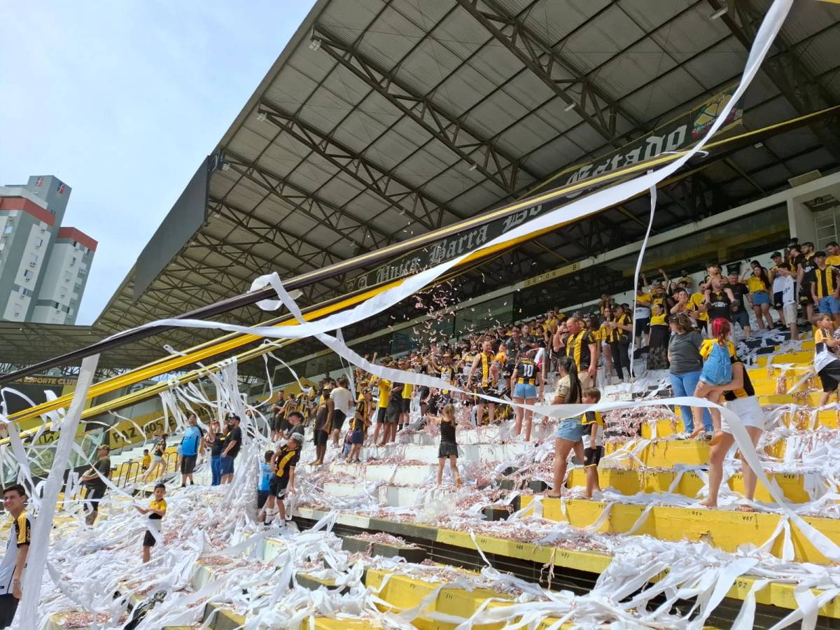 Fotos e vídeos: torcida do Criciúma faz festa durante treino aberto no Majestoso — foto 1