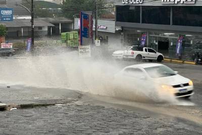 Chuva forte causa alagamentos em Criciúma