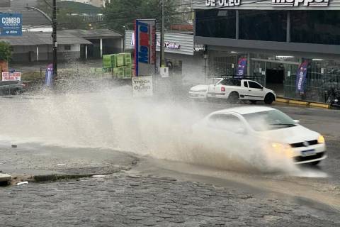 Chuva forte causa alagamentos em Criciúma