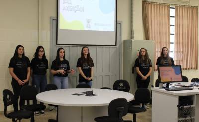 Alunos do técnico em Administração do Colégio Satc apresentam resultados do projeto ‘Garage Sale’