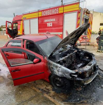 Carro tem a frente destruída por incêndio em Içara
