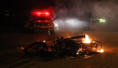 Dupla abandona moto em chamas em rodovia 