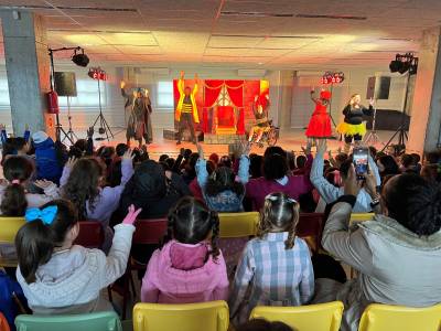 Sicredi recebe peça teatral “Zum Zum Zum, A União Faz a Vida” em Criciúma