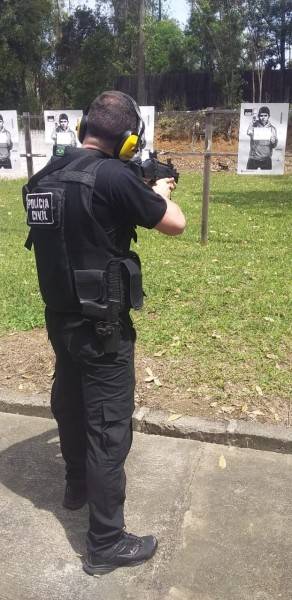 Policiais civis são habilitados para operar com submetralhadora em Criciúma 