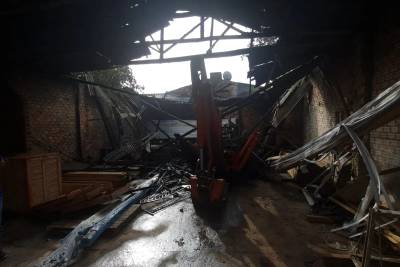 Depósito de materiais de construção e garagem pegam fogo em Sombrio