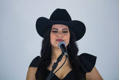 De Criciúma para o mundo: cantora planeja lançamento de sua primeira música autoral