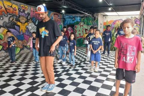 Projeto oferece aulas gratuitas de capoeira para moradores de Criciúma
