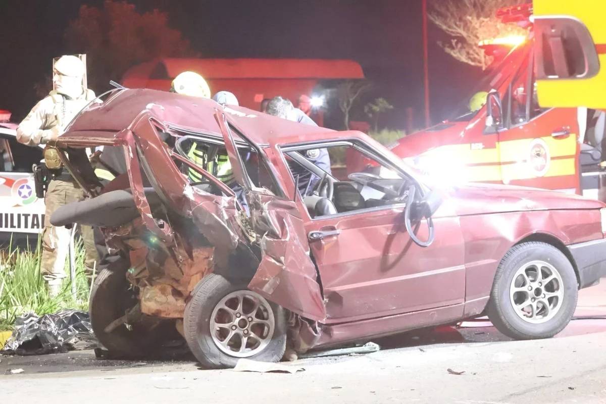 Fotos e vídeo: passageira morre após grave acidente em Criciúma