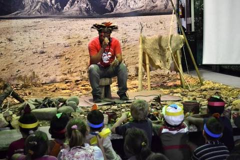  Índio Guarani fala aos estudantes no Museu de Zoologia