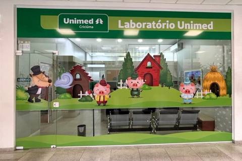 Com decoração dos Três Porquinhos, Laboratório Unimedtransforma posto de coleta dedicado às crianças