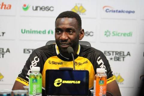 Criciúma inicia conversa com o atacante Yannick Bolasie para retorno