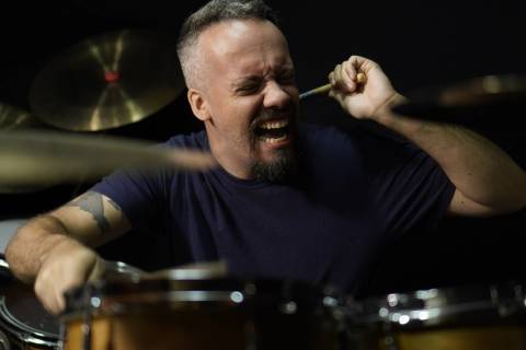 Baterista, produtor e youtuber: o som plural de um criciumense apaixonado pela música