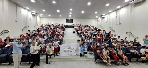 Içara: Alunos do curso de italiano recebem novos livros didáticos