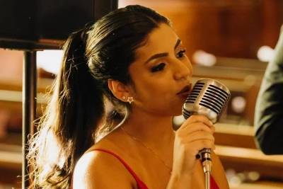 Do violão aos altares: Thaiane Madeira espalha o amor pelo Sul catarinense