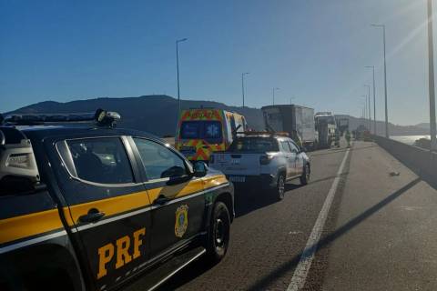 Trânsito na Ponte Anita Garibaldi é liberado após acidente envolvendo oito veículos