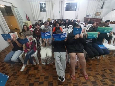 Acadêmicos de Design da UniSatc ilustram livros para crianças da Nossa Casa