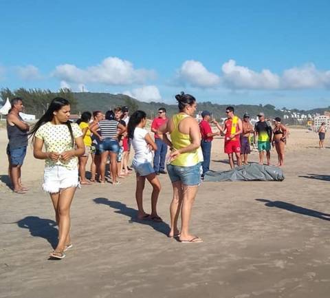 Corpo de mulher é encontrado na beira da praia do Mar Grosso em Laguna